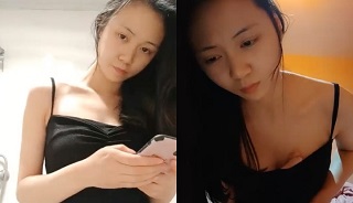 新进气质妹子看黄片自慰～露出黑森林中的湿地给大家看！